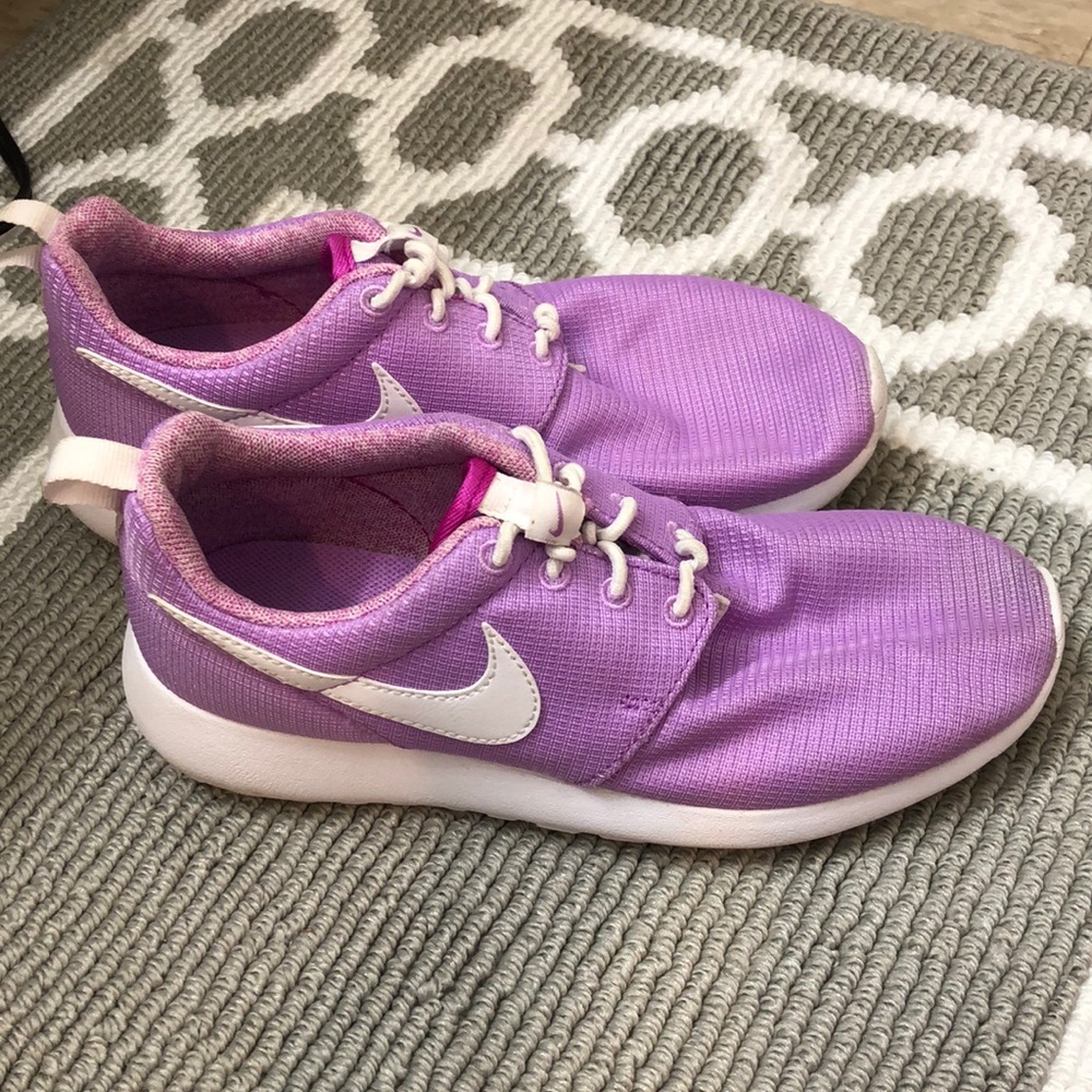 Light purple Nike roshe